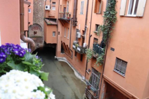 Little apartment over the canal Bologna
